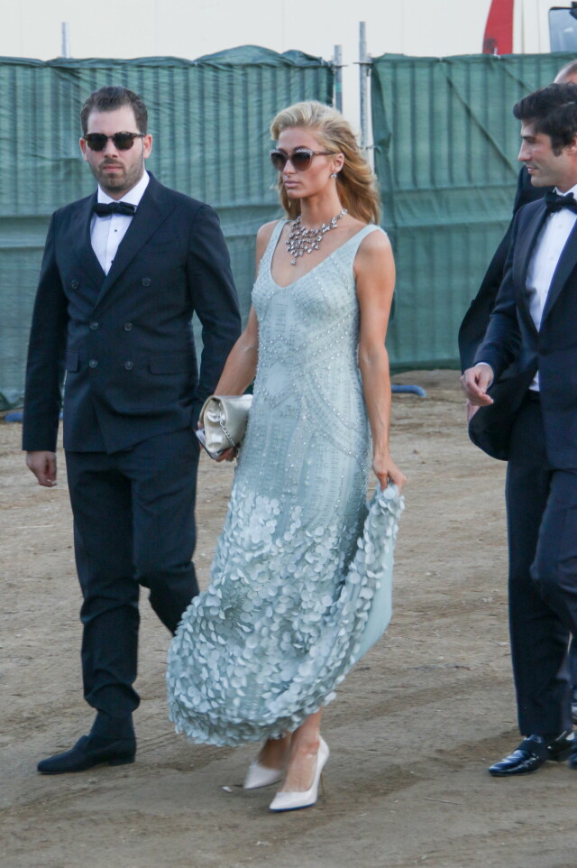 ELEGANT: Paris Hilton ble fulgt av flere menn inn til bryllupet. Foto: wenn.com ELEGANT: Paris Hilton ble fulgt av flere menn inn til bryllupet. Foto: wenn.com
